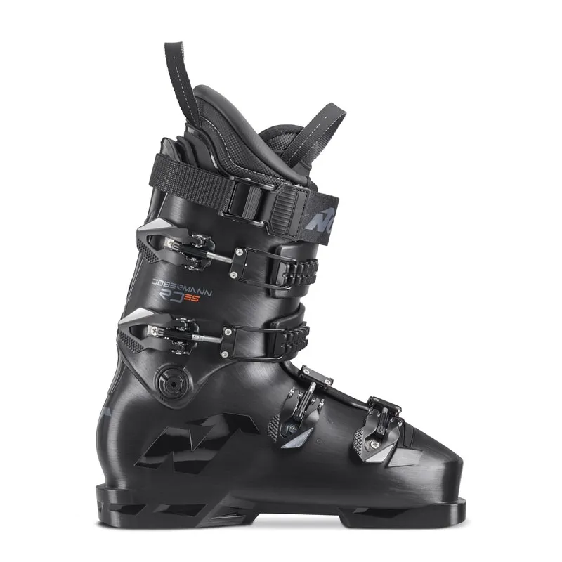 Schwarzer Nordica Dobermann 5 S Skischuh, Seitenansicht, mit Schnallen und Riemen.