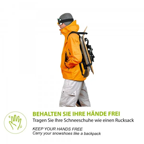 Person mit Schneeschuhen auf dem Rücken, getragen mit dem Raq Back Schneeschuhtrage-Rucksack.