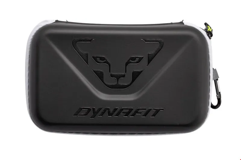 Schwarzes Dynafit Trail Evo Brillenetui mit Dynafit Logo und einem Karabinerhaken.
