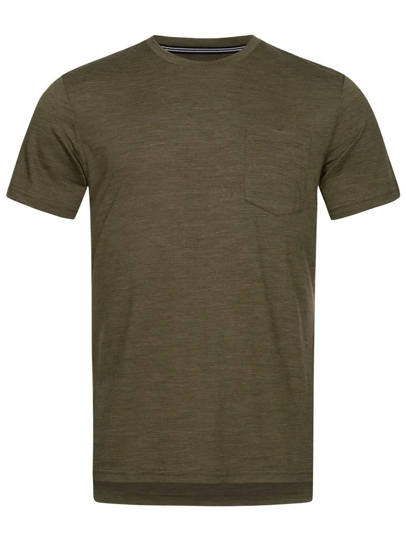 Olivfarbenes Herren T-Shirt mit Brusttasche. Das City Tee hat einen Rundhalsausschnitt und kurze Ärmel.