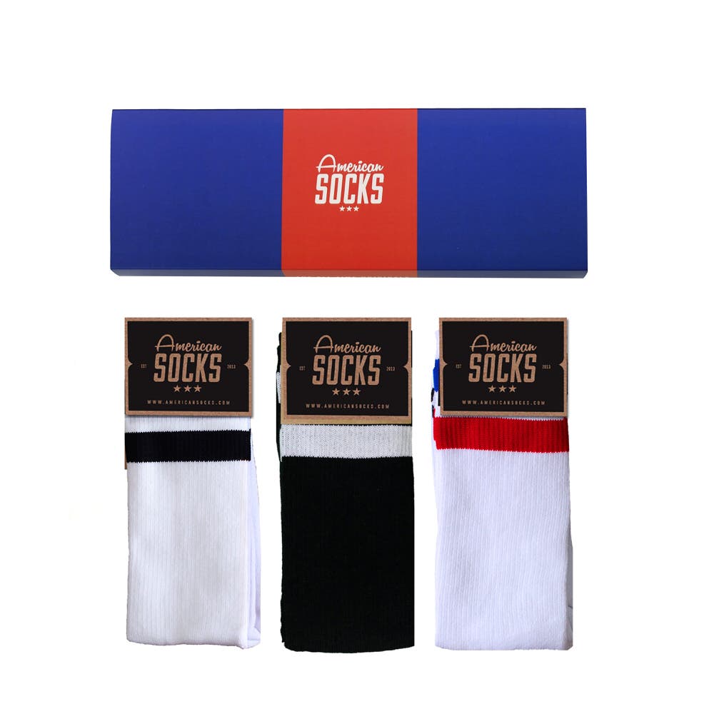 Geschenkbox "The Classics" mit drei Paar American Socks: weiß mit schwarzem Streifen, schwarz und weiß mit rotem Streifen.