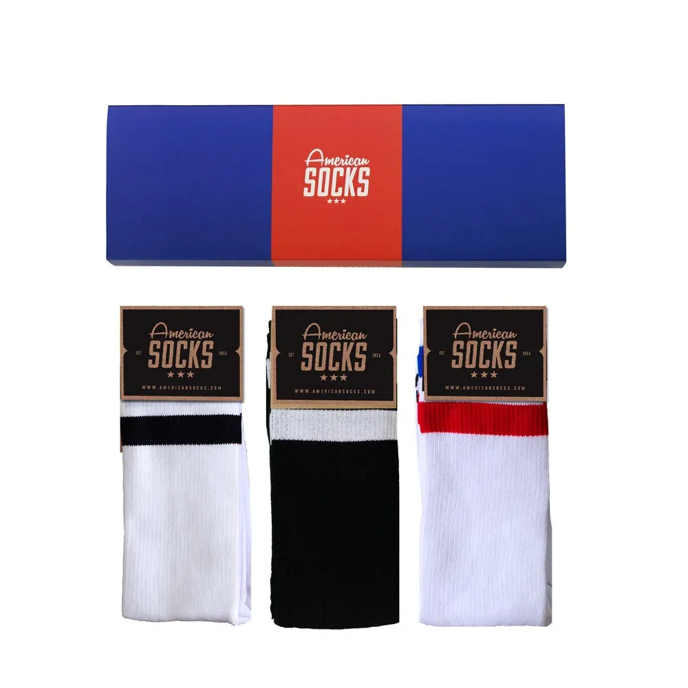 Geschenkbox "The Classics" mit drei Paar American Socks: weiß mit schwarzem Streifen, schwarz und weiß mit rotem Streifen.