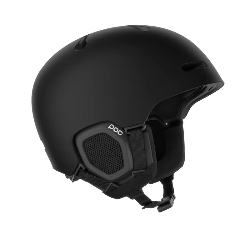 Ein mattschwarzer Skihelm der Marke POC von der Seite. Er hat Belüftungslöcher und einen verstellbaren Kinnriemen.