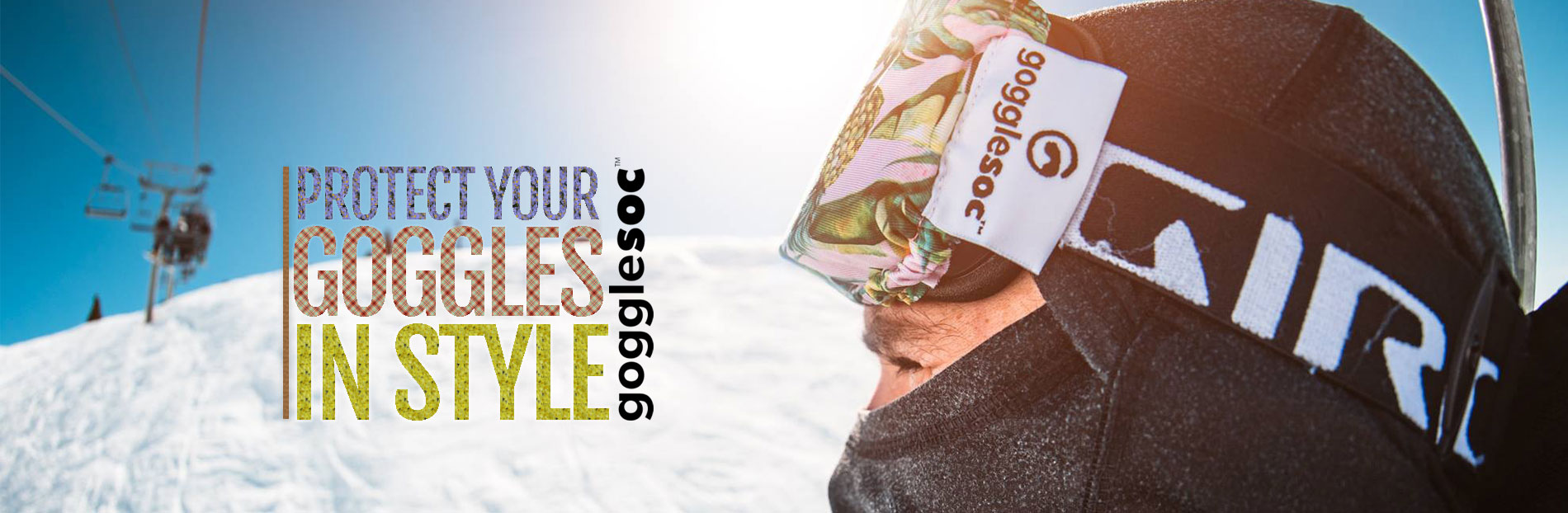 Gogglesoc Nahaufnahme eines Skifahrers mit Skibrille und Gogglesoc-Überzug vor verschneiter Landschaft.