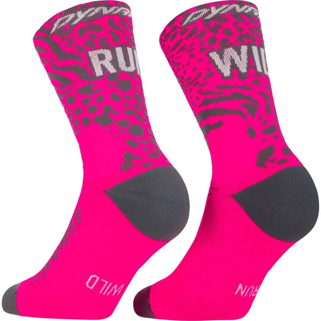Zwei pinke Sportsocken mit grauem Muster, "RUN WILD" in weißer Schrift aufgedruckt.