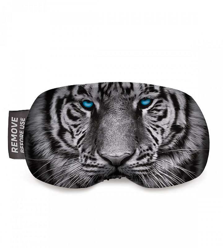 Schlafmaske mit dem Schwarz-Weiß-Porträt eines Tigers und leuchtend blauen Augen. Ein Etikett "REMOVE BEFORE USE" ist befestigt.