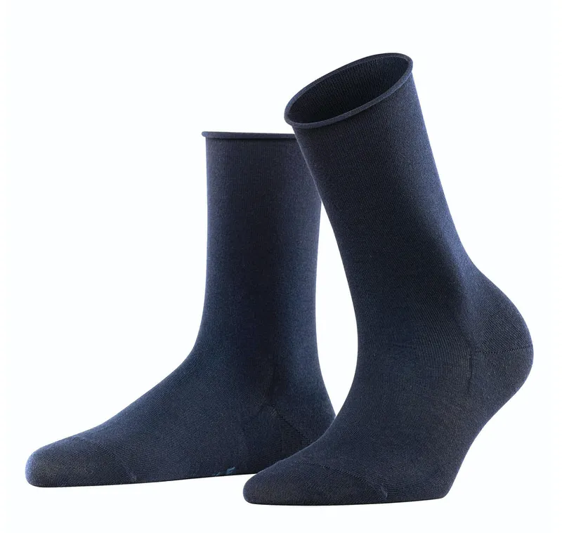 Zwei dunkelblaue Damen Socken, Active Breeze, mit gerolltem Bund und verstärkten Zonen auf weißem Hintergrund.