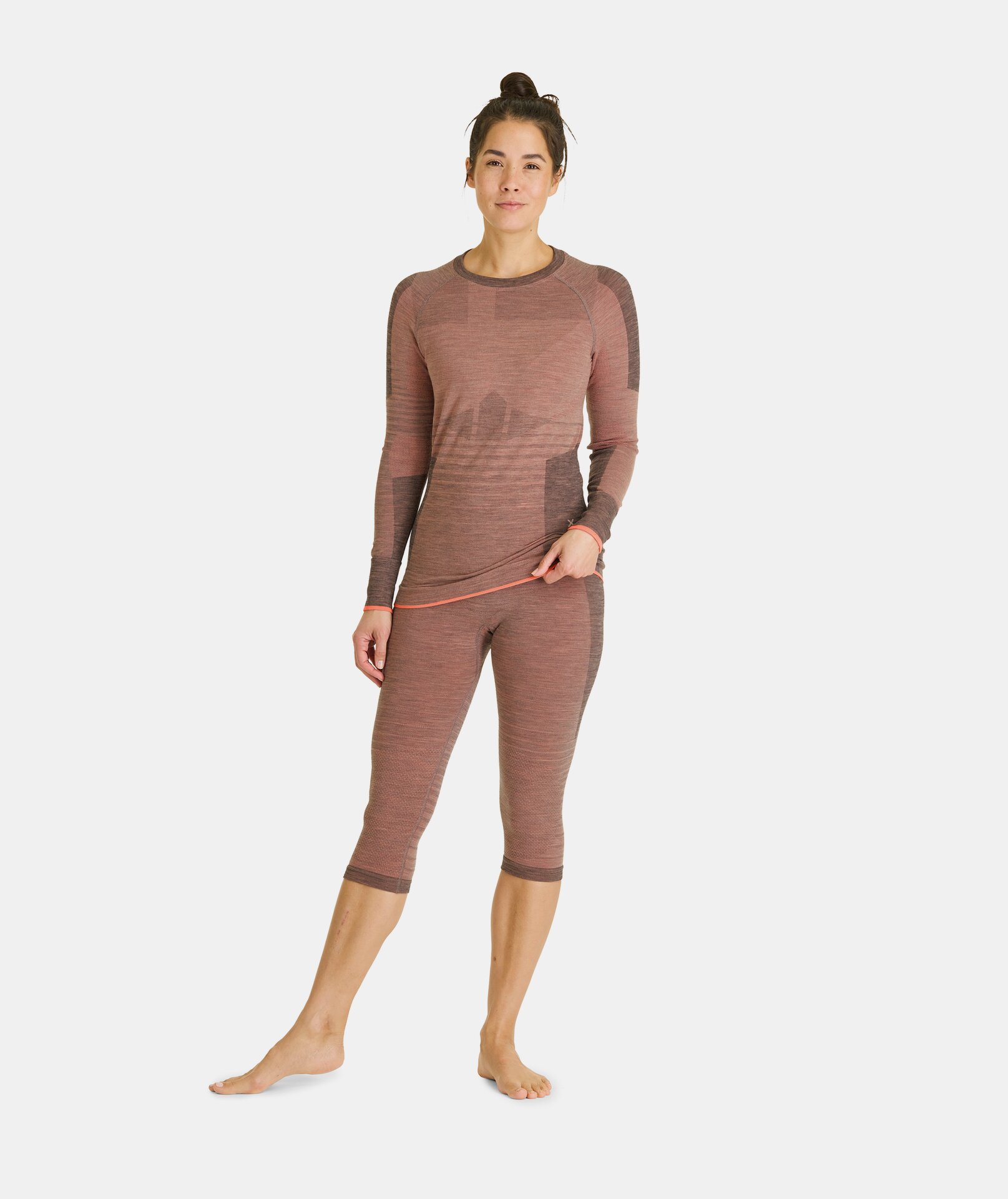 Frau mit 230 COMPETITION SHORT PANTS W bloom und passendem Oberteil in Braun und meliertem Muster.
