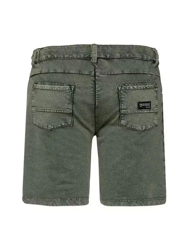 Khakifarbene kurze Cordhose, von hinten fotografiert, mit zwei aufgesetzten Gesäßtaschen, wobei sich auf der rechten Tasche ein schwarzes, rechteckiges Etikett mit weißer Aufschrift befindet.