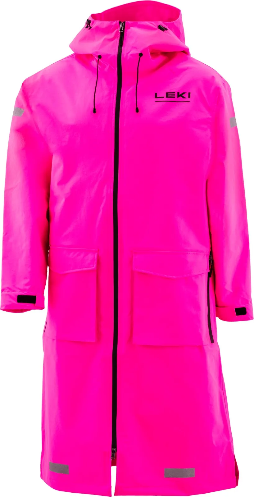 Eine pinkfarbene, lange Regenjacke mit Kapuze und schwarzem Reißverschluss und Logo, sowie reflektierenden Streifen.
