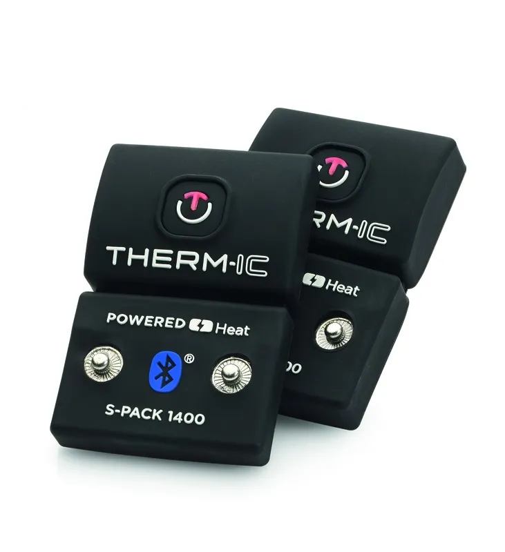 Zwei schwarze Therm-ic S-Pack 1400 Akkus für beheizbare Socken mit Bluetooth-Symbol und silbernen Knöpfen.