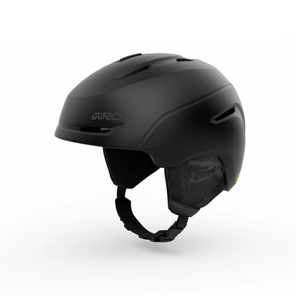Schwarzer Skihelm der Marke Giro mit Kinnriemen und Ohrenpolster, isoliert vor weißem Hintergrund.