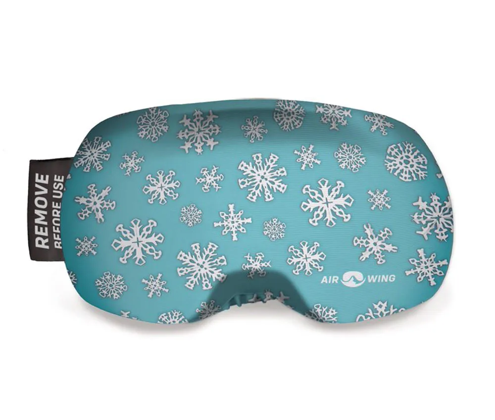 Skibrillenschutz "Airwing Snow" mit Schneeflockenmuster auf hellblauem Grund. Schwarzes Etikett: "Remove before use".