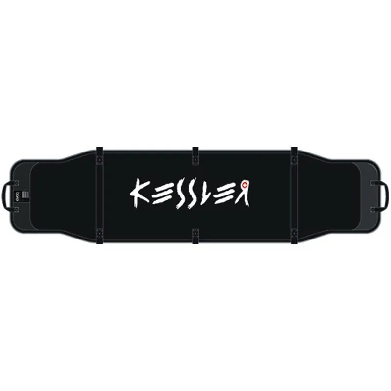 Schwarzes Kessler Boardcover Alpine SL/GS, flach liegend mit Tragegriffen und weissem Logo.