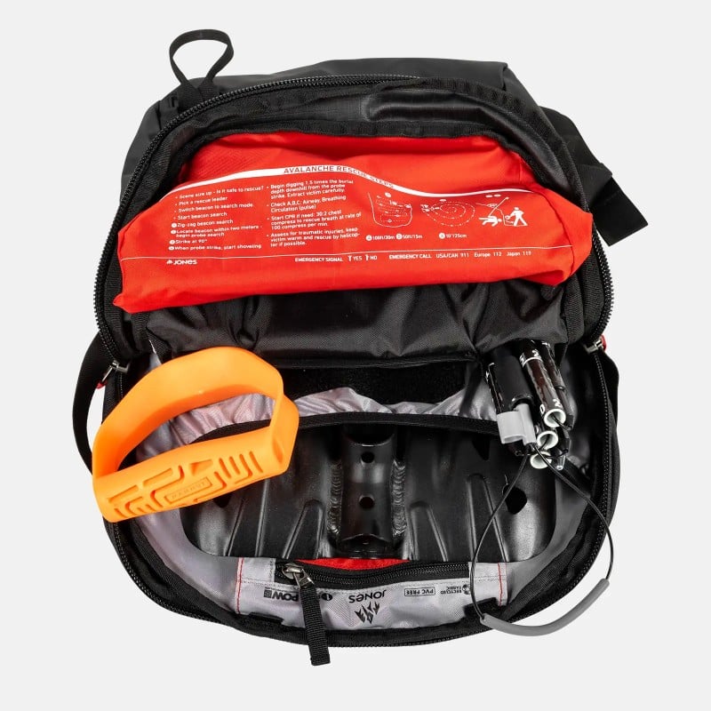 Innenansicht des Jones Deeper 19L Backpack, offen. Lawinen Rettungsausrüstung und Schaufel im Rucksack sichtbar.