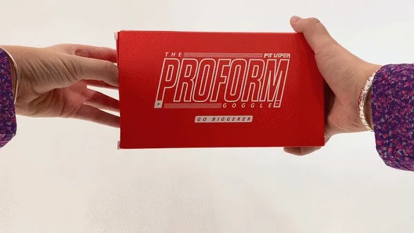 Hände öffnen rote Proform Goggle Box mit Aufschrift "Go Biggerer" auf weißem Hintergrund.