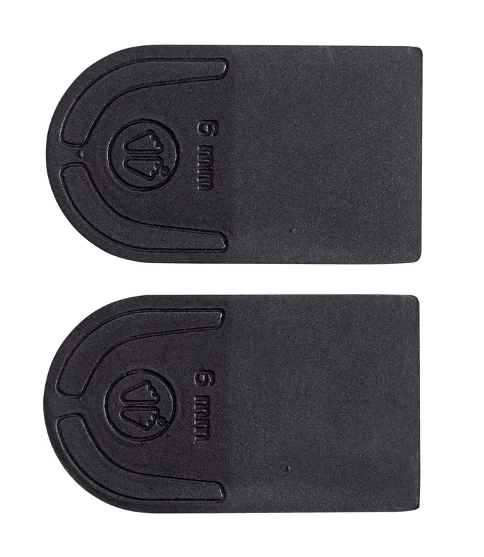 Zwei schwarze, rechteckige Schuheinlagen mit abgerundeter Seite und Logo, übereinander angeordnet. Beschriftung: "6 mm".