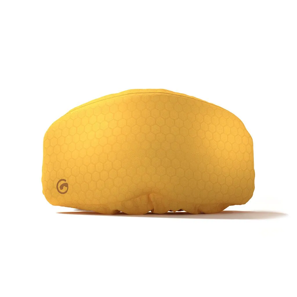 Gelbe Goggleshell Schutzhülle mit Wabenmuster und kleinem Logo, liegt auf weißem Untergrund.