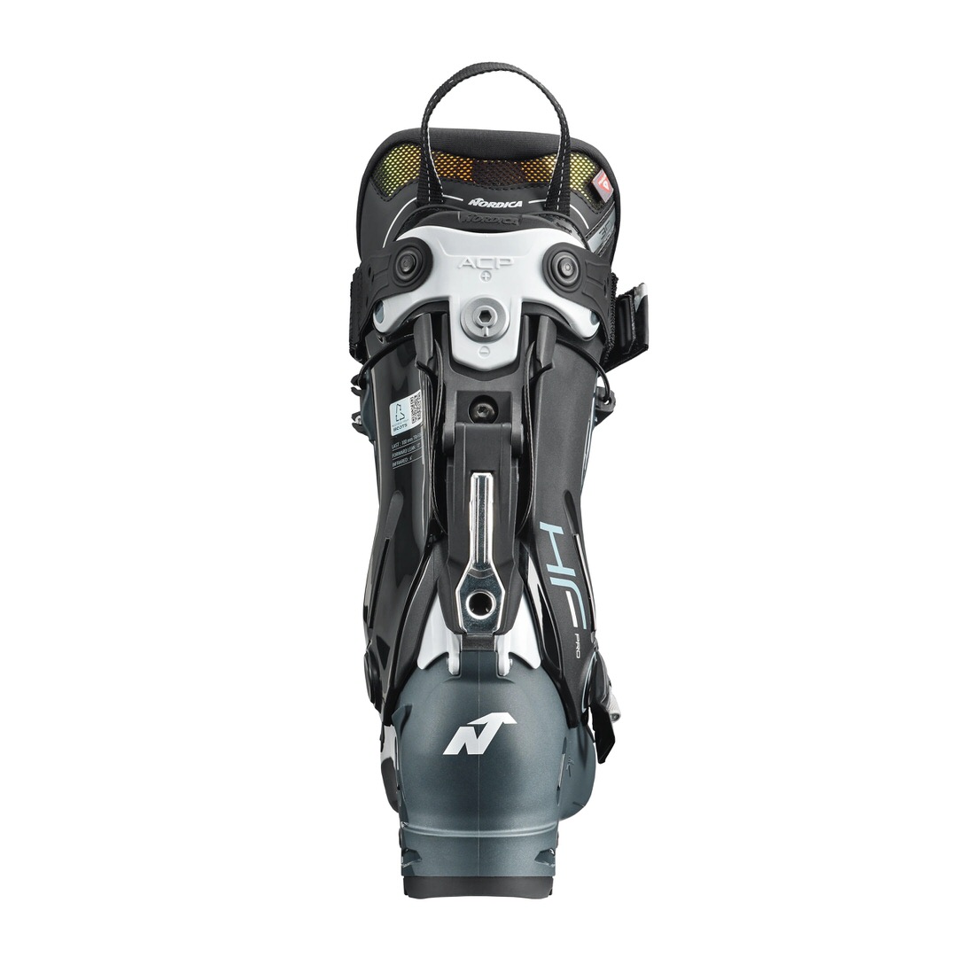 Rückansicht des Nordica HF Pro 95 W GW Skischuhs. Grau und Schwarz, mit Details wie Schnallen und Logo sichtbar.