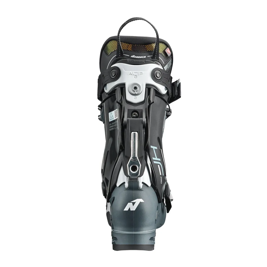 Rückansicht des Nordica HF Pro 95 W GW Skischuhs. Grau und Schwarz, mit Details wie Schnallen und Logo sichtbar.