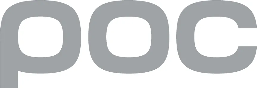 Silberne Großbuchstaben "POC" auf weißem Hintergrund.
