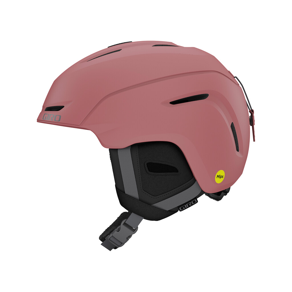 Matte roséfarbener Ski-Helm mit MIPS, seitlicher Giro Schriftzug, Belüftungslöchern und grau-schwarzen Ohrpolstern.