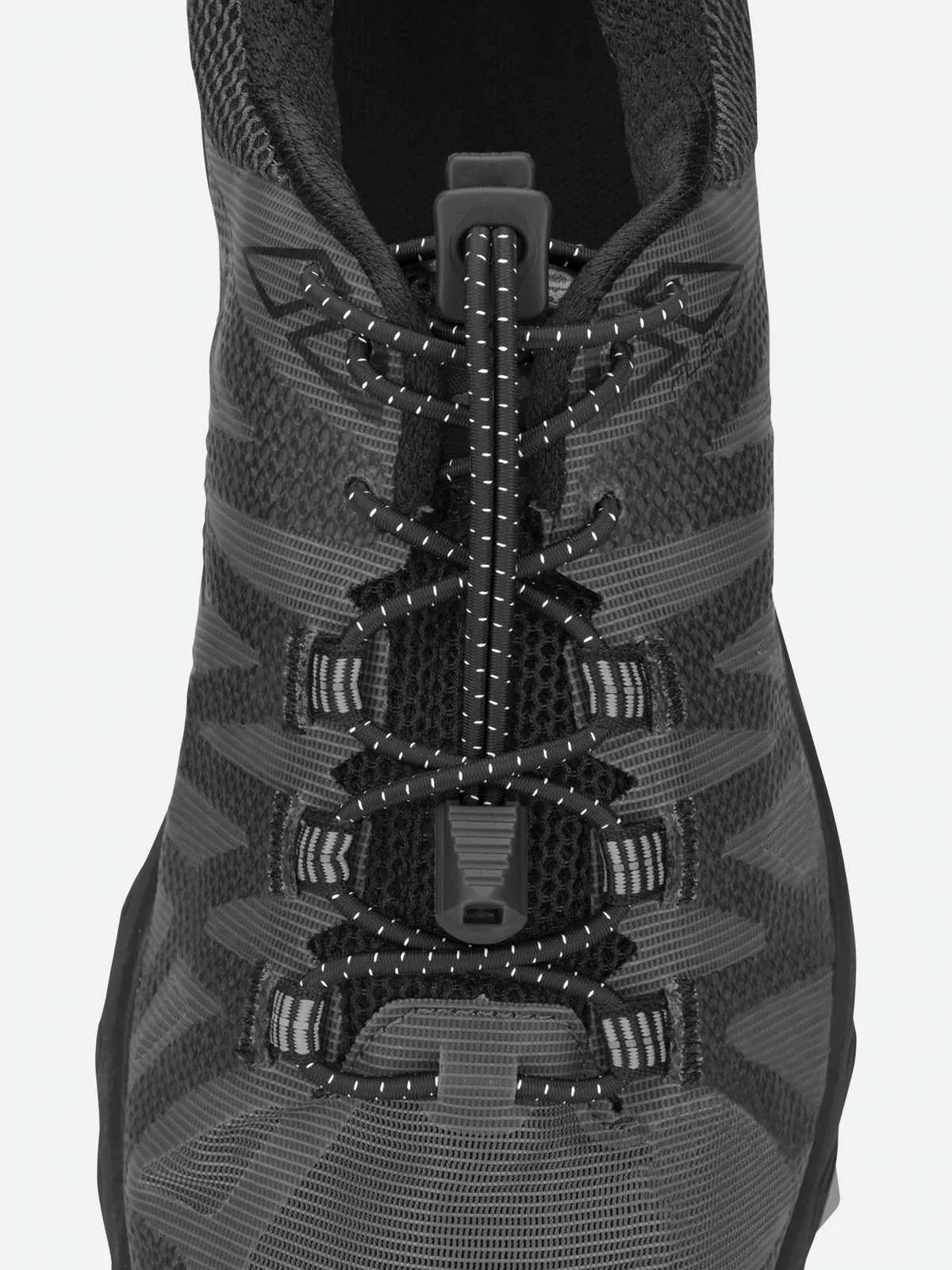 Nahaufnahme eines schwarzen Laufschuhs mit elastischen, schwarzen Run Laces und weißen Akzenten.