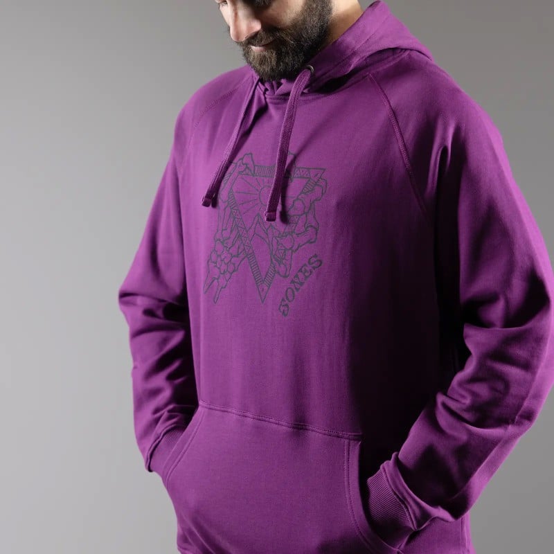 Lila Jones Tweaker Organic Cotton Hoodie mit Kapuze und Kängurutasche. Aufdruck mit Dreieck-Motiv auf der Brust.