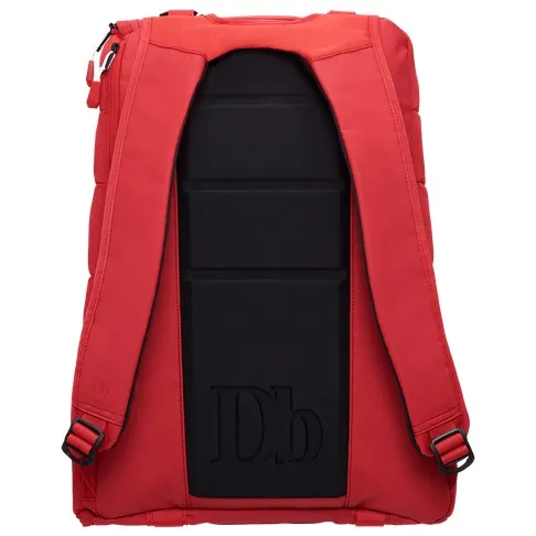 Rückansicht des roten "The Base 15L" Rucksacks mit schwarzen Polstern und Schultergurten.