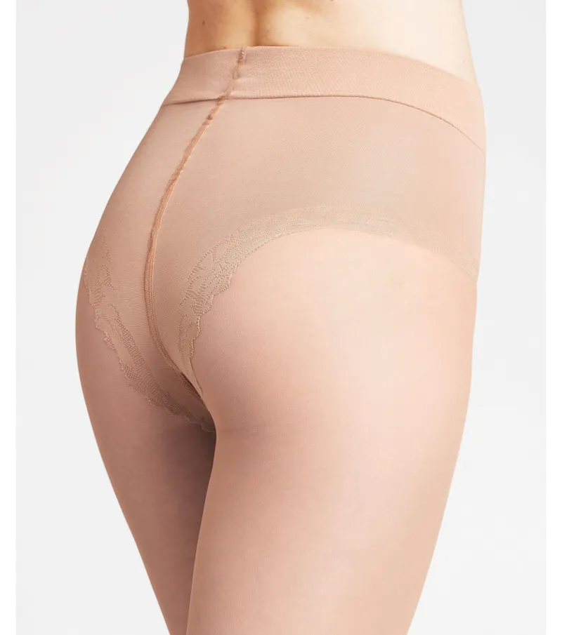 Nahaufnahme einer Frau, die eine Shaping Top 20 DEN Strumpfhose in Cocoon trägt.
