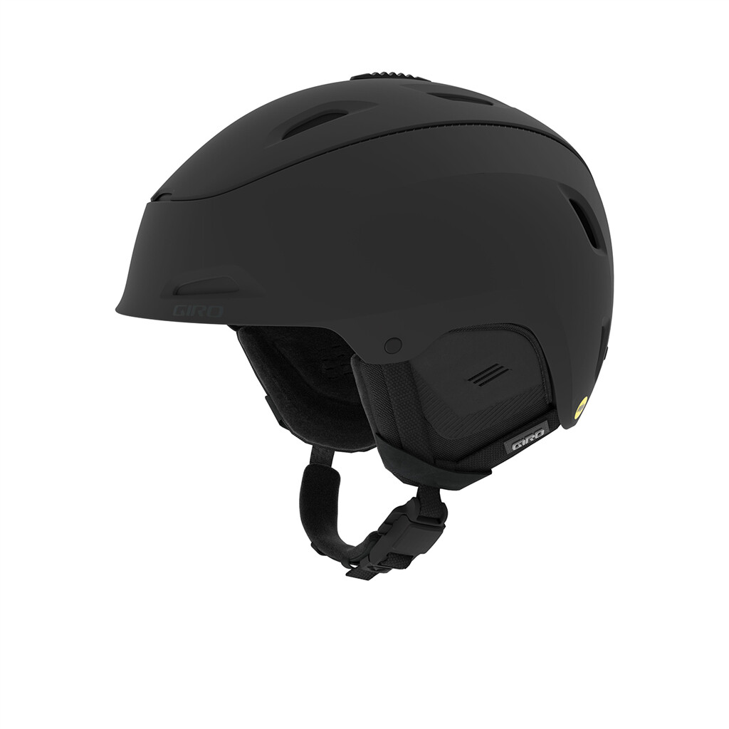 Mattschwarzer Giro Range MIPS Skihelm, Seitenansicht. Details wie Belüftungsschlitze, Ohrenpads und Kinnriemen sichtbar.