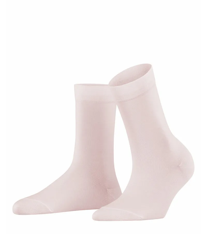 Zwei hellrosa Damen Socken stehen aufrecht vor weißem Hintergrund.