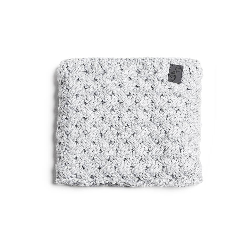 Grauer Stroller Neckwarmer Grauer Stroller Neckwarmer mit Strickmuster. Quadratische Form, kleines Logo-Etikett in der oberen Ecke.