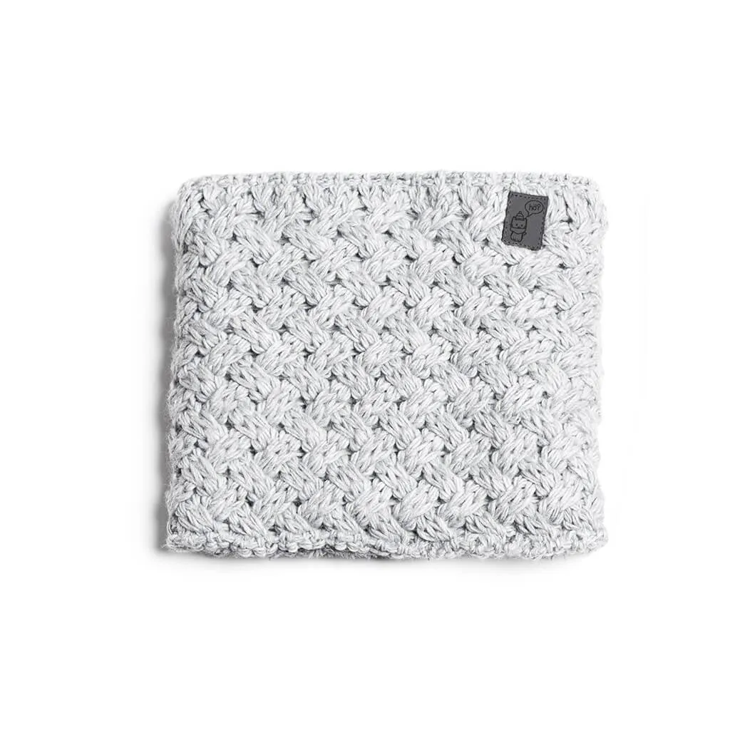Grauer Stroller Neckwarmer mit Strickmuster. Quadratische Form, kleines Logo-Etikett in der oberen Ecke.