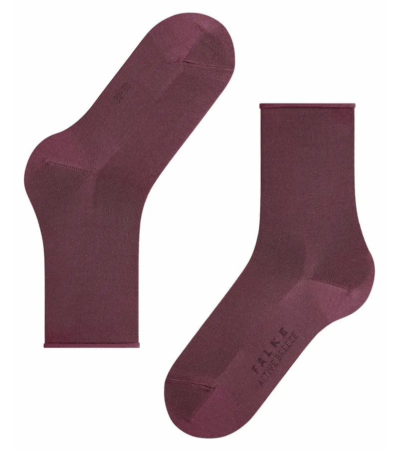 Damen Socken "Active Breeze" in Pflaume: Ein Paar, eines liegend, eines stehend.