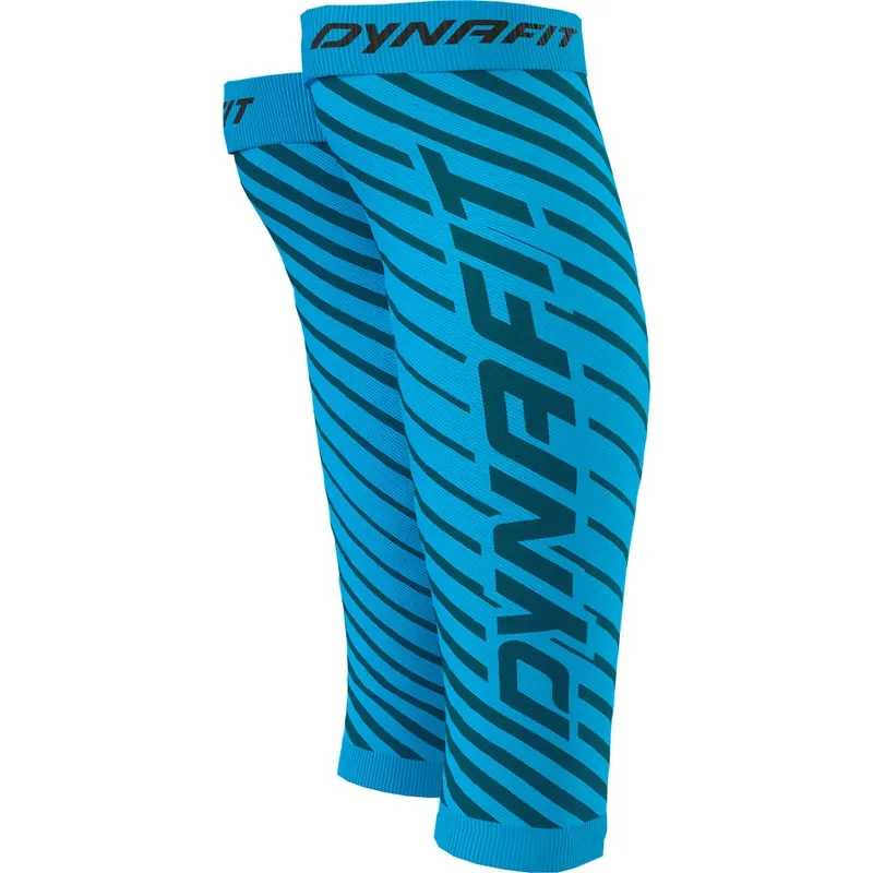Zwei blaue Dynafit Perform Kneeguards mit schrägen Streifen und großem "DYNAFIT"-Schriftzug.