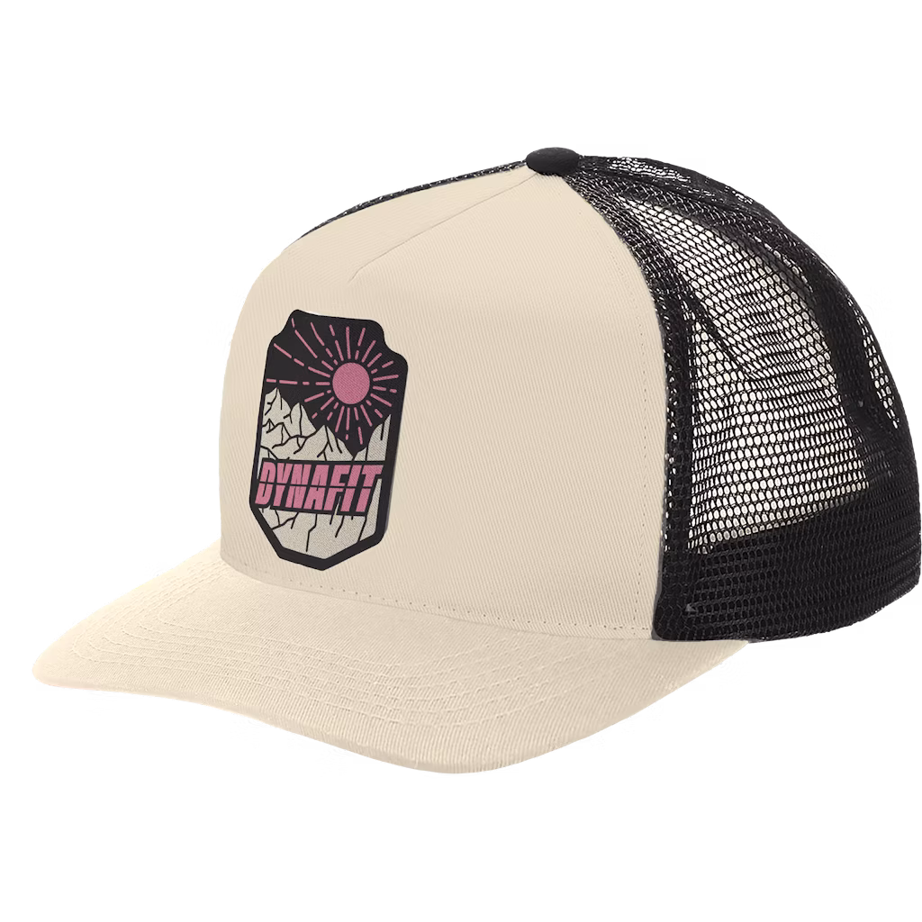 Beige DYNAFIT Kappe Beige Kappe mit schwarzem Netzteil. Auf der Vorderseite ein Aufnäher mit Bergen, Sonne und dem Schriftzug "DYNAFIT" in Pink.