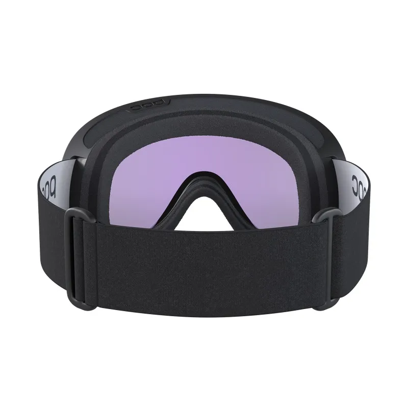 Schwarze Skibrille mit lila Gläsern und einem breiten, verstellbaren Riemen vor einem weißen Hintergrund.