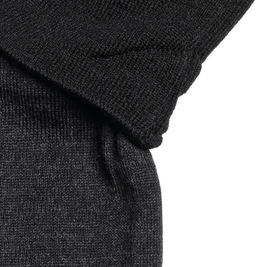 Detailaufnahme des schwarzen "The JB" Beanie- und Neckwarmer-Sets. Strickmuster erkennbar.