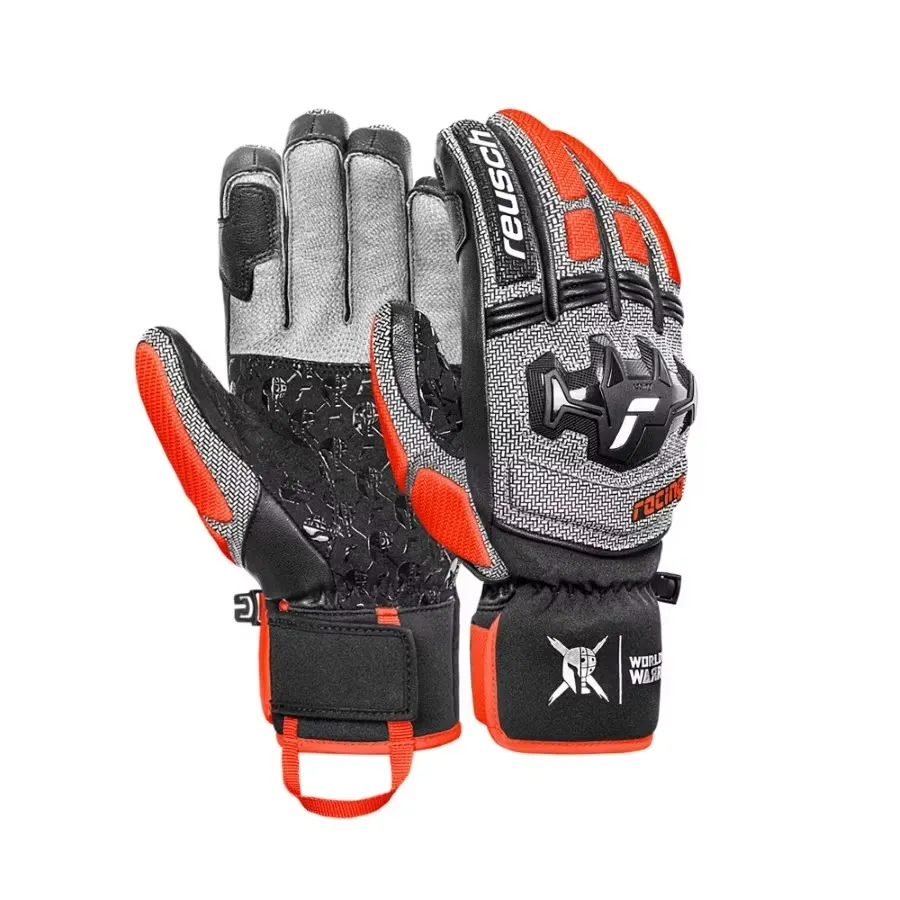 Zwei Skihandschuhe in Grau, Schwarz und Orange mit Reusch-Logo und 'World Warrier'-Aufdruck. Einer der Handschuhe ist offen dargestellt.