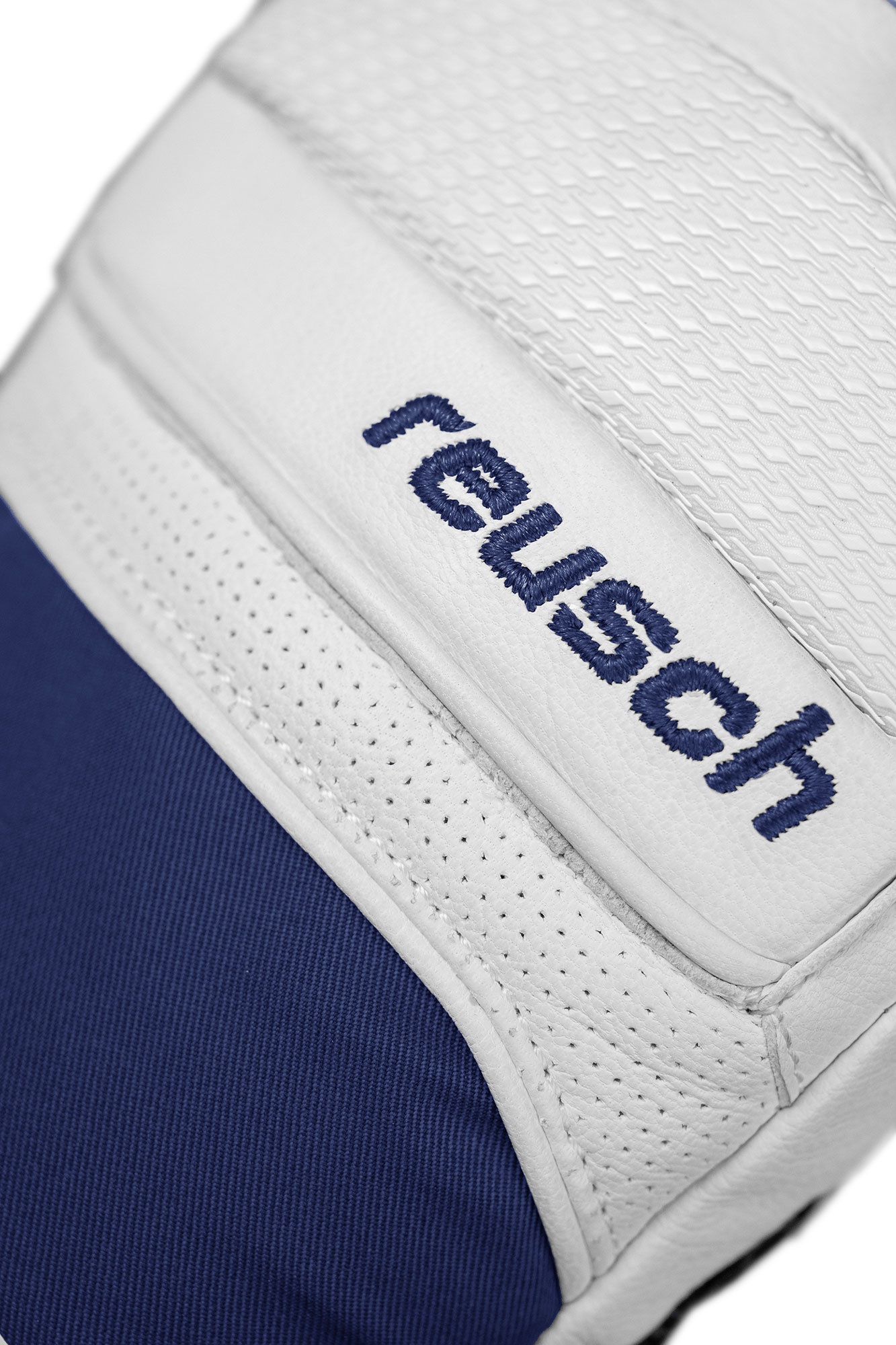 Detail einer weißen Torwarthandschuh mit blauem Text "reusch" und blauem Stoffteil.