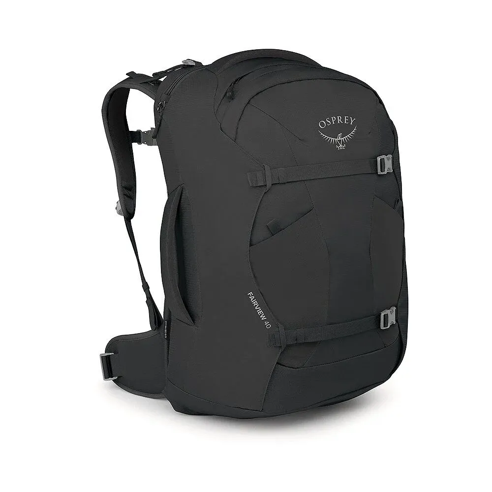 Schwarzer Osprey Fairview 40 Reiserucksack, aufrecht, Vorder- und linke Seite sichtbar. Gepolsterte Schultergurte, seitlicher Tragegriff, Kompressionsriemen vorn und Osprey-Logo oben erkennbar. Ideal als Handgepäck.