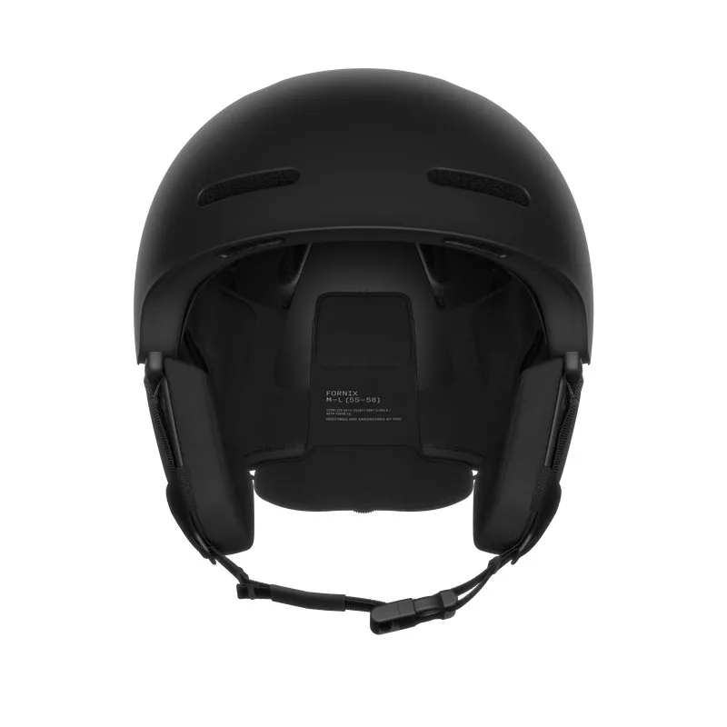 Schwarzer Skihelm von vorne, mit sichtbarer Innenausstattung, Ohrpolstern und Kinnriemen.