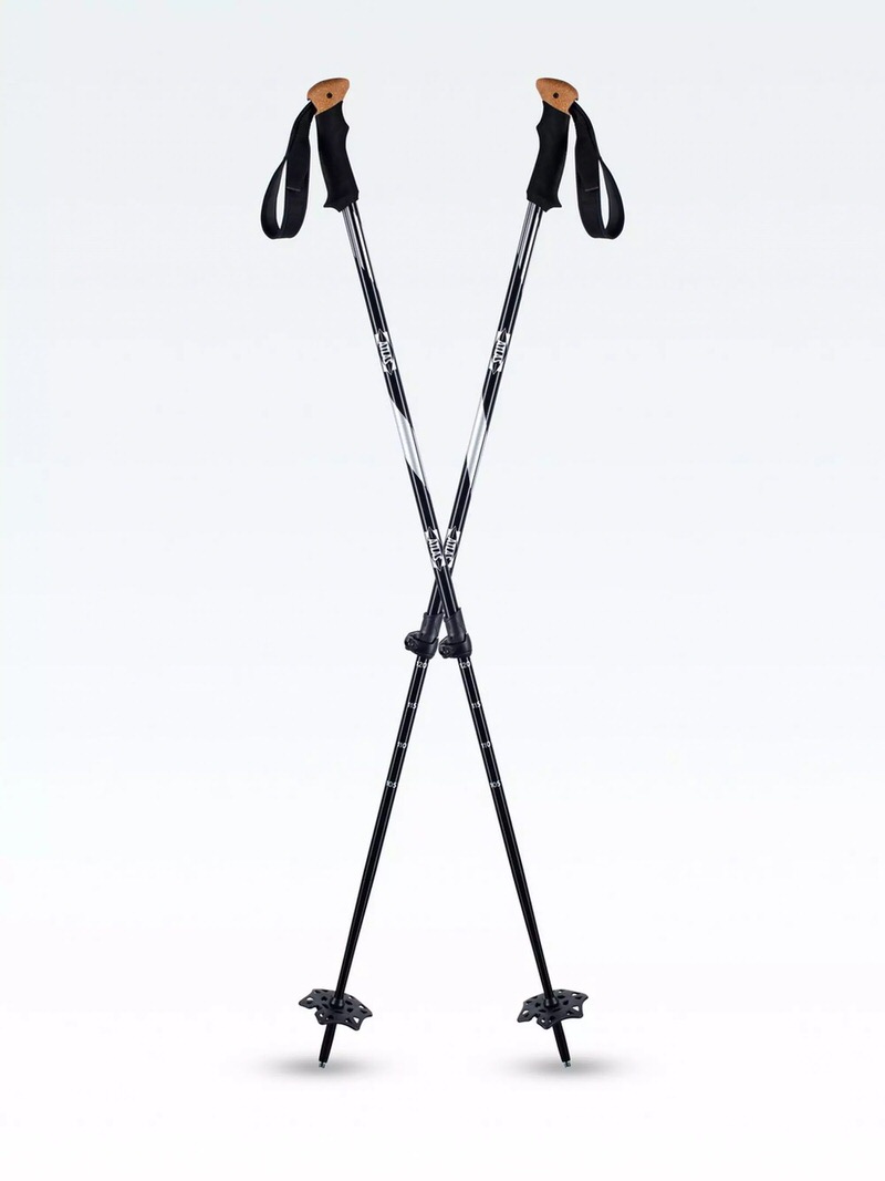 Zwei gekreuzte, zweiteilige Trail-Walking-Stöcke vor weißem Hintergrund. Die Stöcke sind silberfarben mit schwarzen Griffen und Handschlaufen.