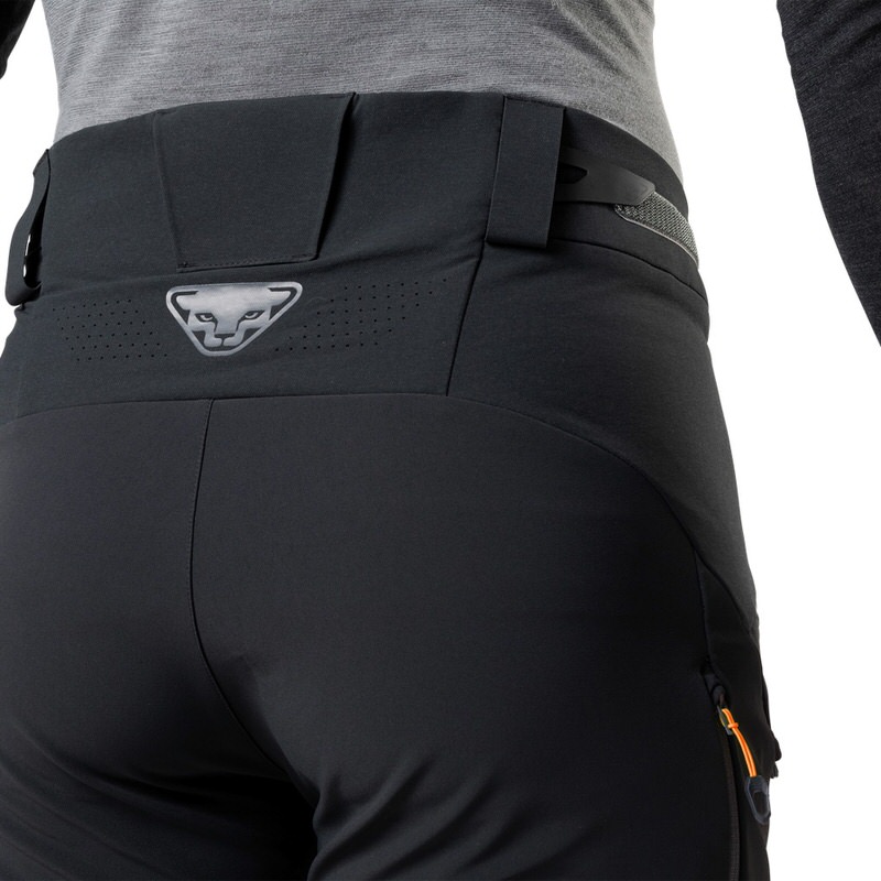 Detailansicht der Rückseite der schwarzen Radical Infinium Hybrid Pants für Herren mit Markenlogo.