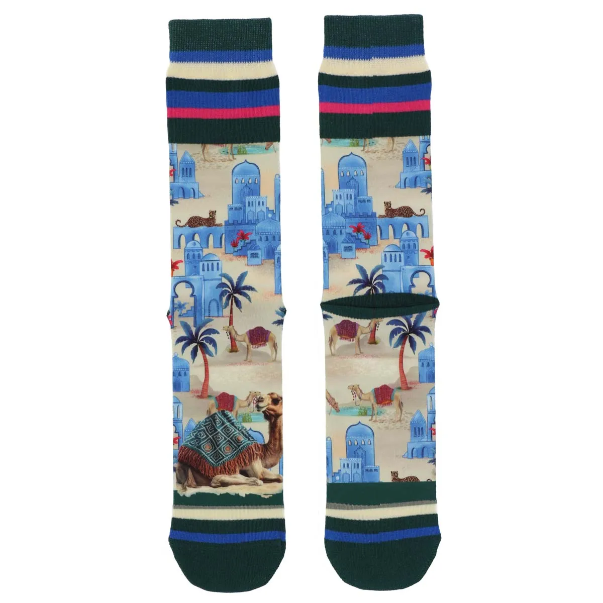 Xpooos Oase Herrensocken mit Wüstenmotiv: Kamele, Palmen und blaue Gebäude auf beigen Socken.