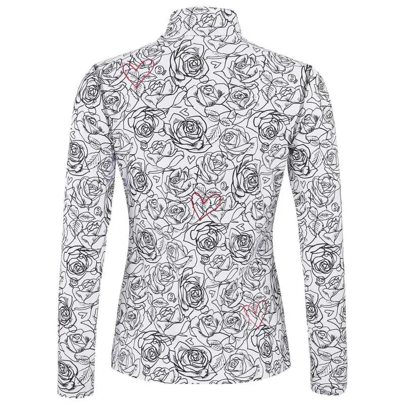 Weißes Langarmshirt mit Stehkragen, bedeckt mit einem detaillierten Muster aus schwarzen Rosenblüten, Blättern und kleinen Herzen. Vereinzelte auffällige rote Herzen sind dezent ins florale Design integriert.