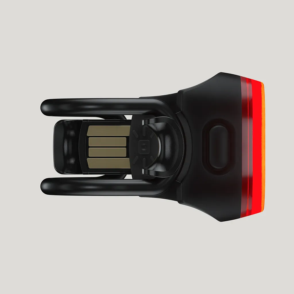 Schwarzes Blinder Mini Skull Rücklicht mit USB-Anschluss und roter LED-Beleuchtung, Nahaufnahme.