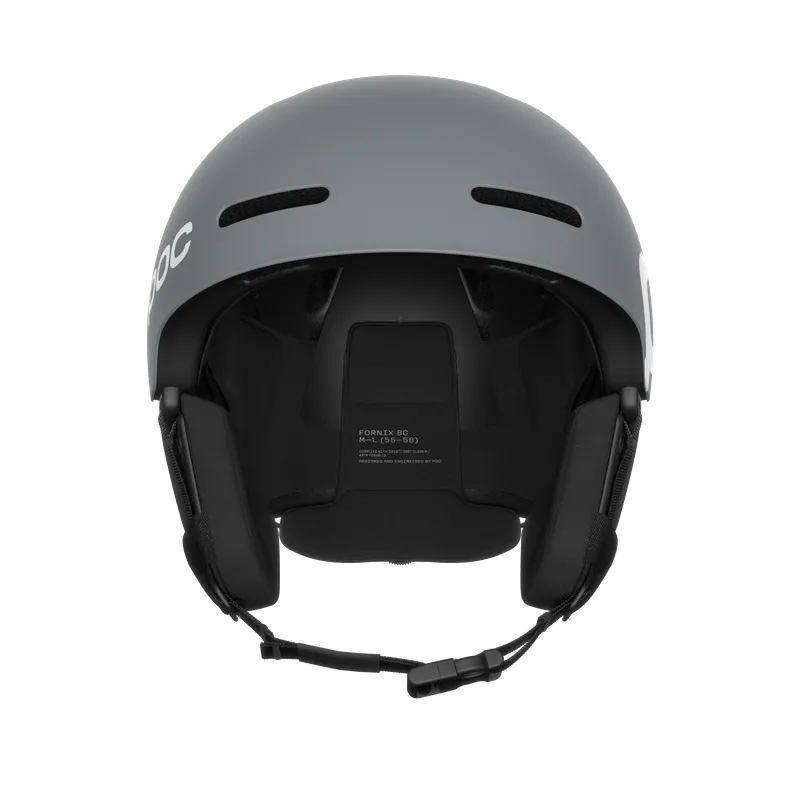 Grauer Skihelm von vorne mit Ohrenschützern und Kinnriemen, das POC Logo ist auf der linken Seite.
