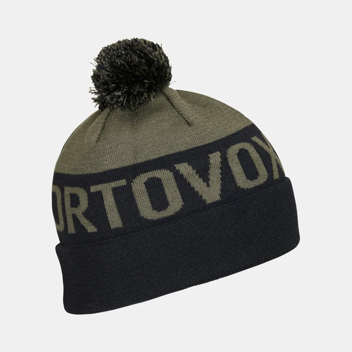 Grüne Ortovox Strickmütze mit dunklem Bommel und dem Wort "Ortovox" auf dem dunklen Mittelteil.